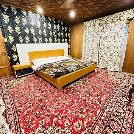 Hôtel Hayat Group Of Houseboats à Srīnagar Extérieur photo