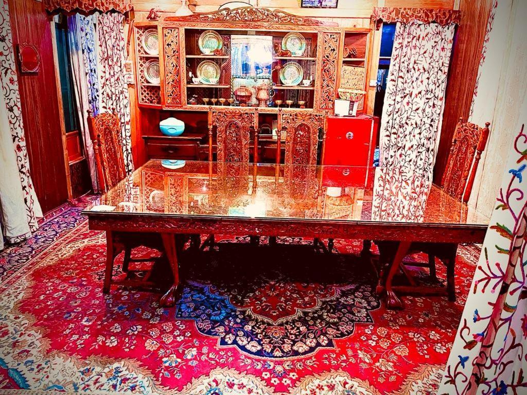 Hôtel Hayat Group Of Houseboats à Srīnagar Extérieur photo