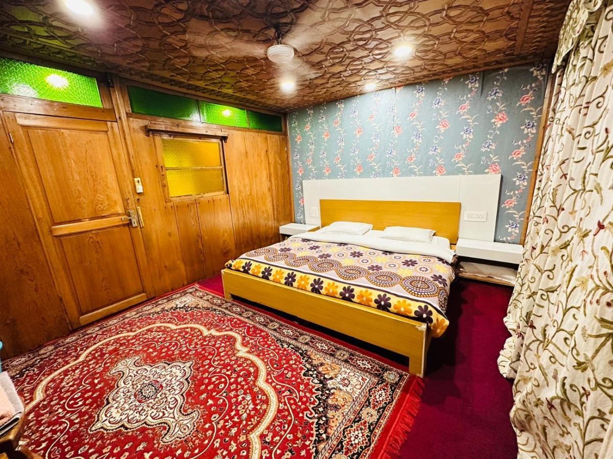 Hôtel Hayat Group Of Houseboats à Srīnagar Extérieur photo