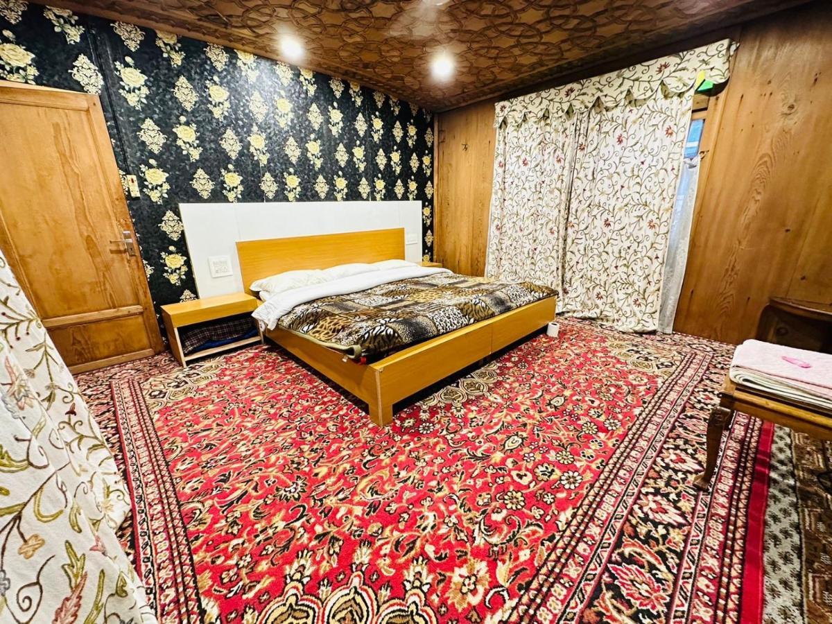 Hôtel Hayat Group Of Houseboats à Srīnagar Extérieur photo
